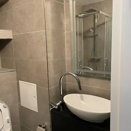 Neu Renoviert Private Mit Bad Und Kueche 3* Rostock