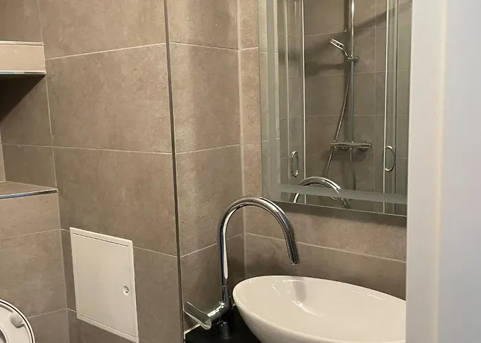 Neu Renoviert Private Mit Bad Und Kueche 3* Rostock